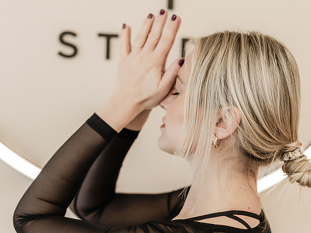 Martina z Y studia Brno – soustředění a klid při cvičení jógy