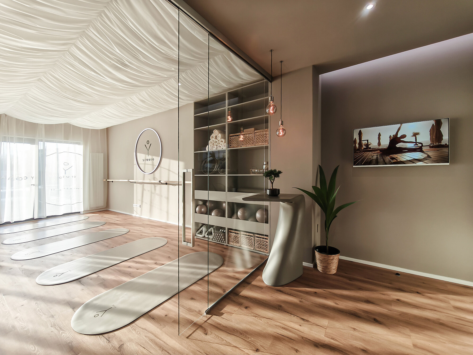 Designový interiér Y studia v rezidenci Meridiem Brno – lekce jógy, barre a pilates